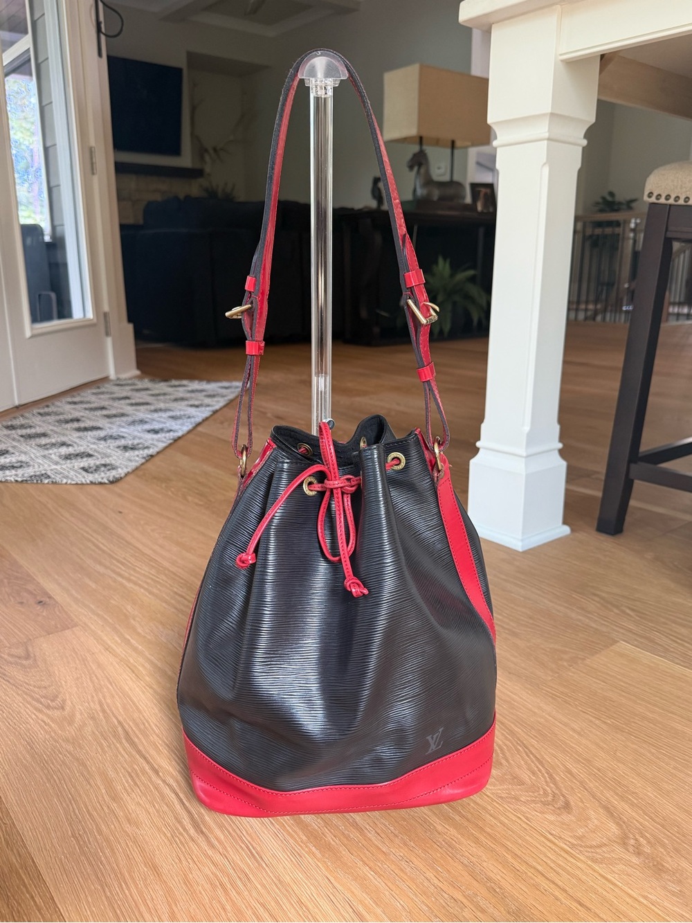 Louis Vuitton Epi Leather Black & Red Noe’ Large Bucket Handbag - Picture 3 of 17